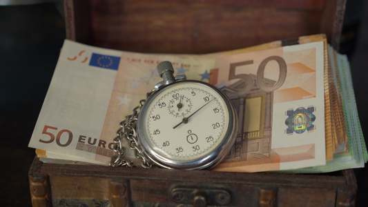 背景上有欧元纸币的秒表时间就是金钱概念视频
