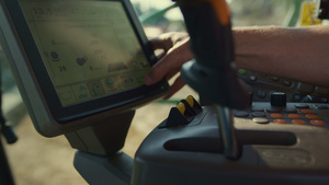 驾驶员手控制结合自动系统屏幕在农村特写16秒视频