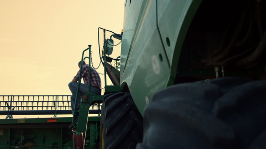 农民在日落时休息联合收割机视频
