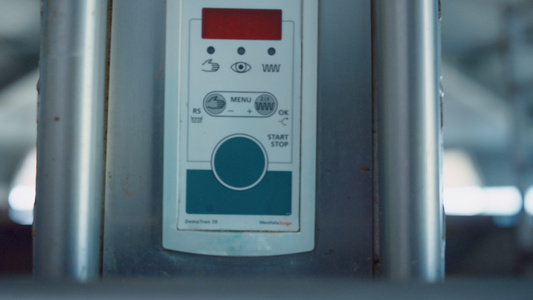 奶牛挤奶设备显示屏按钮显示技术信息视频