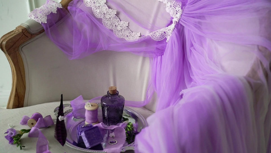 带瓶子首饰戒指和内衣的紫色托盘视频