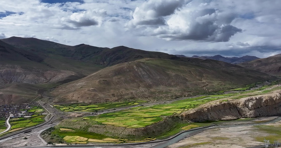 航拍西藏珠峰山下农田风光视频