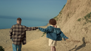 美丽的情侣手牵着手走在海边23秒视频