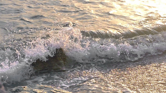 海浪撞上悬崖慢动作视频