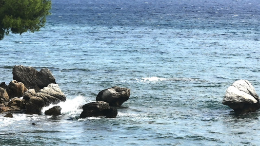 海浪撞上悬崖慢动作视频