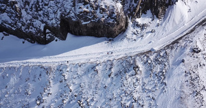 一群人爬上峡谷的雪道10秒视频