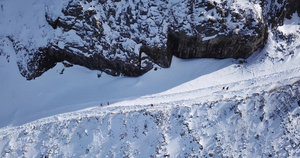 一群人爬上峡谷的雪道9秒视频