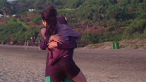 相爱的年轻情侣在海滩一起享受时光11秒视频