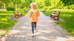 快乐的女孩通过电话和朋友交谈10秒视频