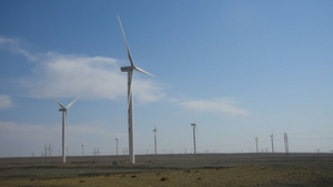 新疆戈壁风力发电国家电网输电线路实拍16秒视频