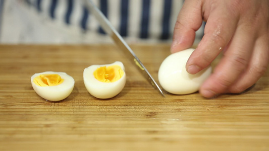剥鸡蛋包鸡蛋壳视频