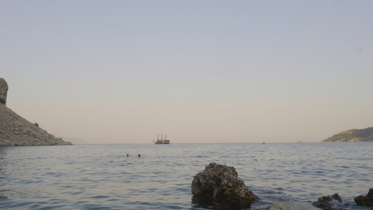 令人惊叹的海景帆船漂浮在海浪上视频
