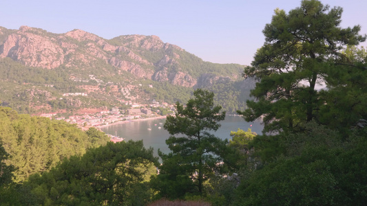 山地和海湾的惊人风景视频