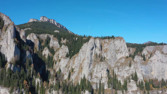 秋天罗马尼亚喀尔巴阡山脉的岩石地貌视频