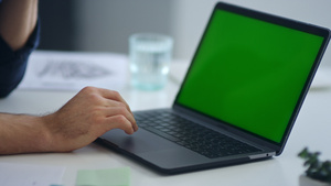 男人用绿色屏幕在笔记本电脑上打字17秒视频