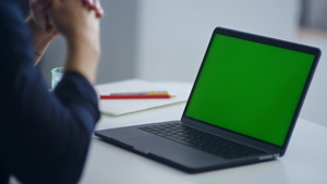 商务人士在寻找绿色电脑笔记本17秒视频
