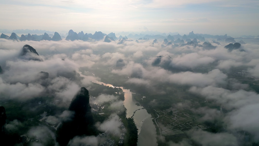 桂林山水阳朔遇龙河喀斯特地貌竹筏漂流航拍视频