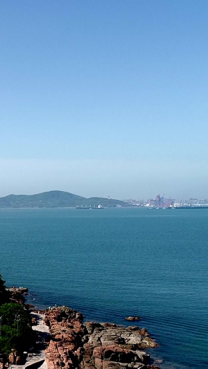 航拍初夏海边美景青岛小青岛灯塔沿海城市39秒视频