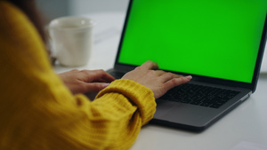 特写女商务人士用绿色屏幕在笔记本电脑上工作16秒视频