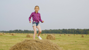 快乐的儿童在干草堆上跳舞9秒视频