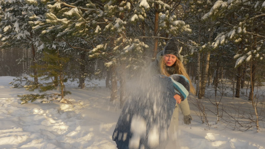 快乐的男女青少年在冬季度假时在森林玩雪球打雪球视频