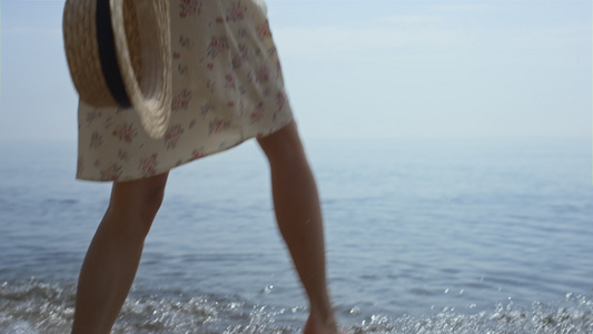 赤脚女人用腿近距离泼海水视频