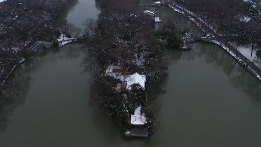 航拍镜头下的雪后包河公园夜景视频