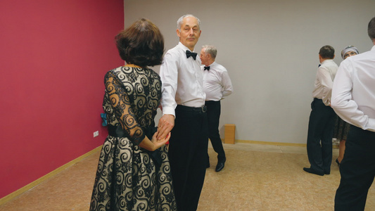 快乐的资深夫妇在舞蹈俱乐部跳华尔兹舞成熟的男人和女人视频