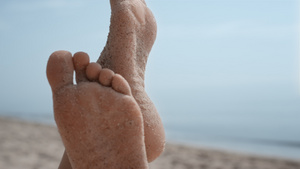 裸露的女人脚上沾满了沙滩沙子14秒视频