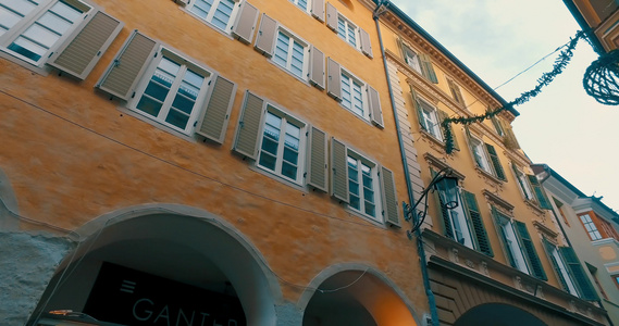 在狭窄的街道上传统的意大利建筑建筑结构电影制片人Standicam视频