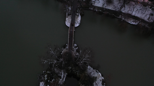 航拍镜头下的雪后包河公园夜景视频