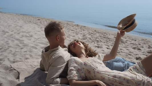 无忧无虑的夫妇躺在沙滩上的夏日时光视频