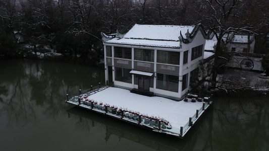 航拍镜头下的雪后包河公园夜景视频