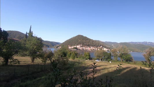 Pidiluco湖及其在Marmore的村庄视频