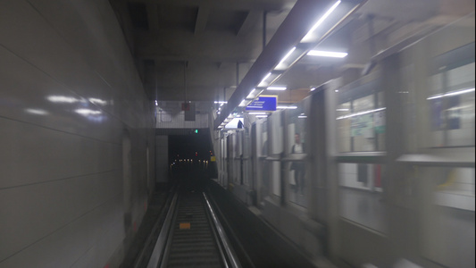 汽车行驶在法国巴黎穿越地铁隧道延时视频