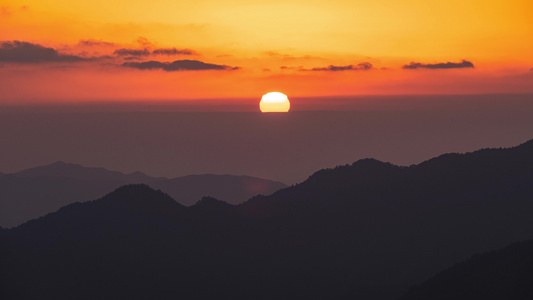 唯美黄昏夕阳下日落山脉延时视频