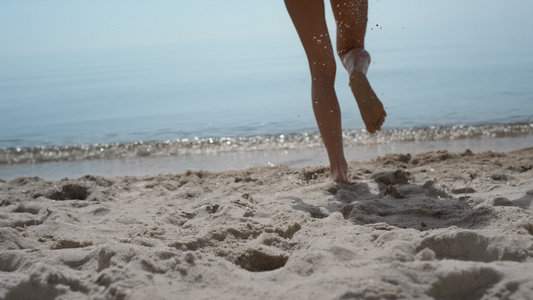 快乐的女孩在美丽的大海夏日跑步游泳视频