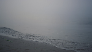 特写海浪在日出时冲刷沙滩12秒视频