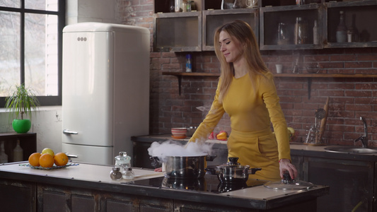 女性享受在公寓做饭的午餐视频