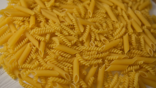 意大利面的质地背景旋转意大利面面食输送机面粉制品从视频