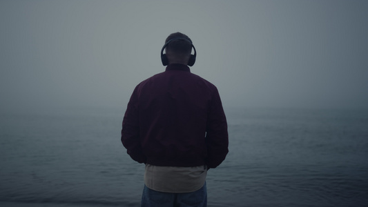 男人在海边听音乐耳机视频