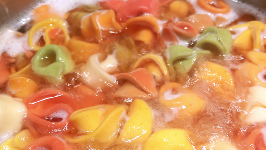 美丽的彩色意大利面在酱油锅里煮熟视频