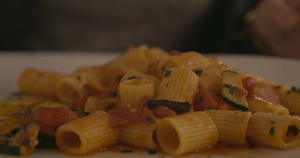 吃着美味的意大利面22秒视频