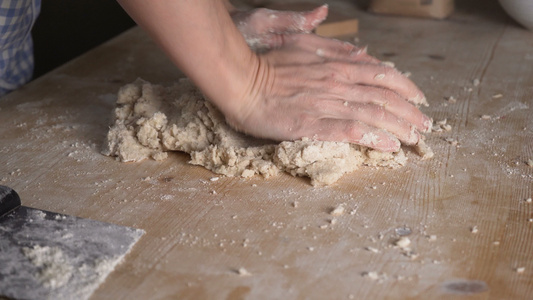 用全麦面粉特写自制纯素汤团面食的过程厨师在木切板上视频