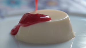 用草莓酱浇上意式奶冻18秒视频