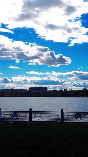 拍摄天空延时午后蔚蓝的天空云层涌动及波光粼粼的湖面蓝天白云82秒视频