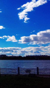 拍摄天空延时午后蔚蓝的天空云层涌动及波光粼粼的湖面云延时视频