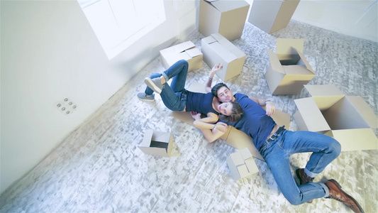 一对夫妇躺在空荡荡的公寓里的箱子里视频