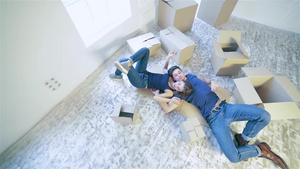 一对夫妇躺在空荡荡的公寓里的箱子里6秒视频