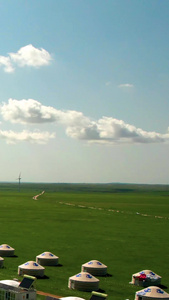 5k逆光航拍内蒙古千里草原上散落的蒙古包群新能源视频